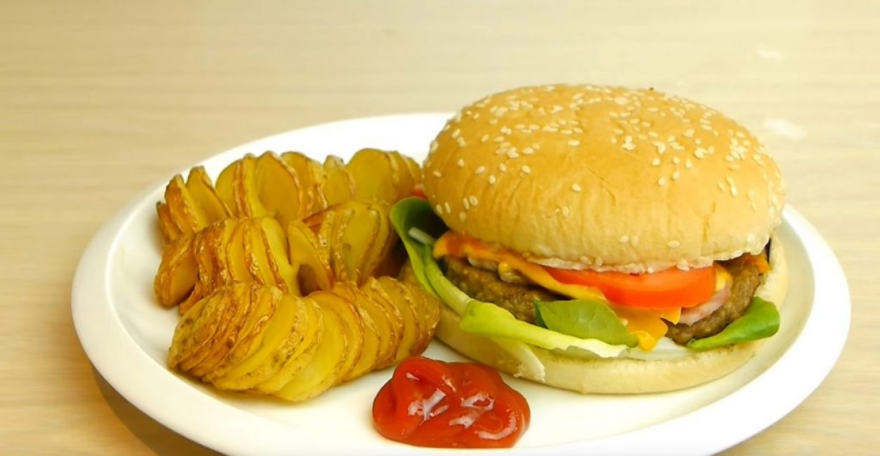 Запечённый спиралью картофель с соусом – отличная добавка к гамбургеру
